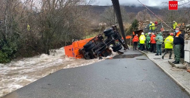 Rescatan sin vida al hombre que cayó con su excavadora en Rascafría