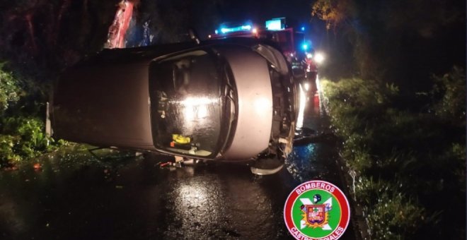 Cortada la CA-250 Santullán-Otañes tras volcar un vehículo