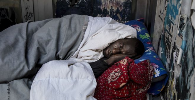 Historias entre la pandemia 1: Ebrima, de Gambia, duerme en la calle