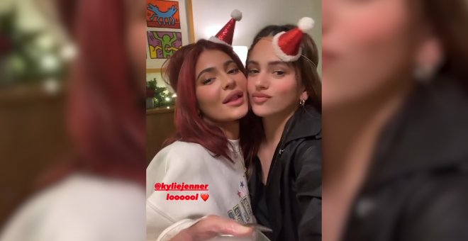 Rosalía comparte velada navideña con Kourtney Kardashian y Kylie Jenner