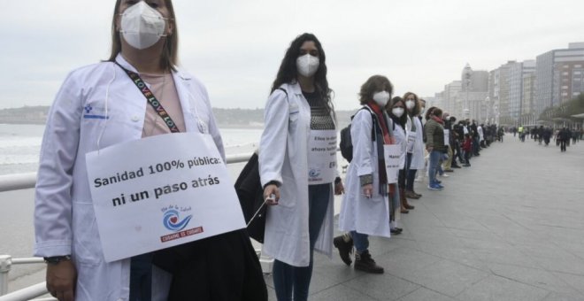 Cientos de personas piden en  Gijón más recursos para la sanidad pública