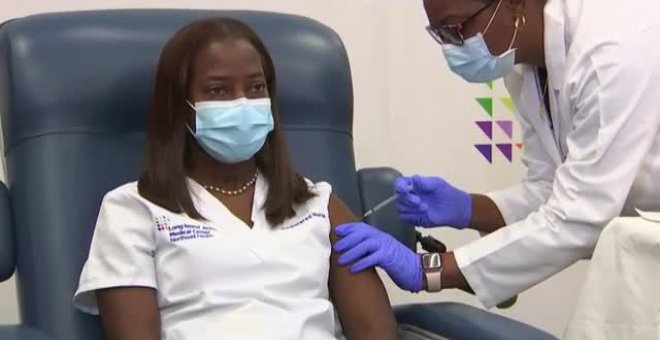 Una enfermera de Cuidados Intensivos, primera sanitaria en recibir una vacuna contra la covid en Nueva York