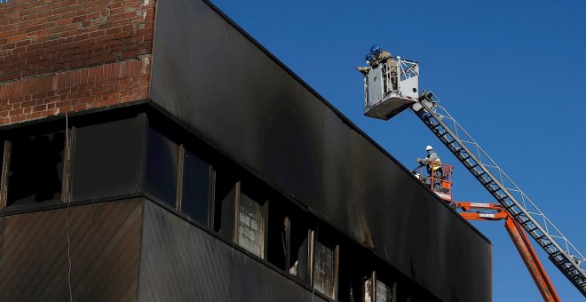 Encuentran a una cuarta víctima mortal del incendio en la nave de Badalona