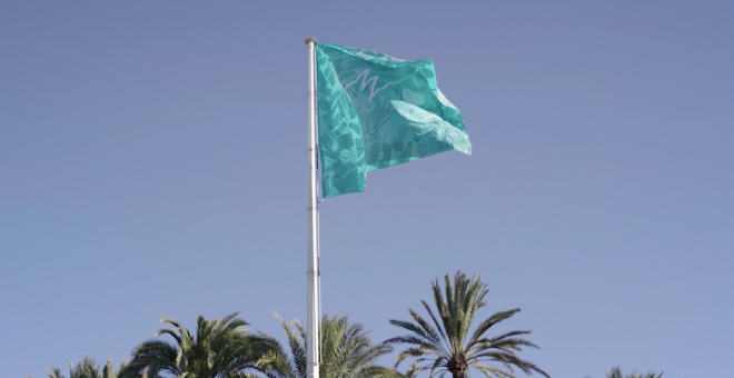 La bandera de 25 metros cuadrados realizada con batas de sanitarios que ondea en Elche por los Derechos Humanos