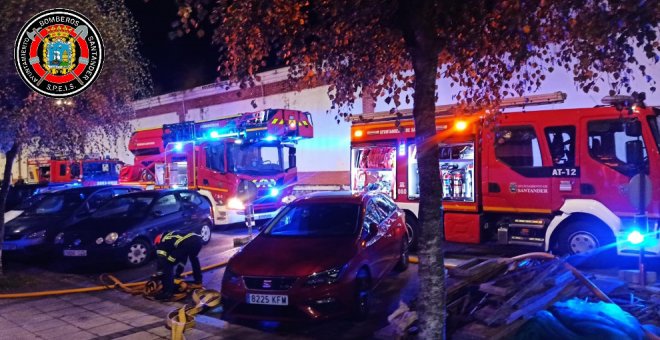 Trasladados al hospital un matrimonio y sus dos hijos tras incendiarse su vivienda en Santander