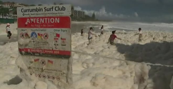 Un espumoso mar atrae a familias australianas a bañarse en la orilla