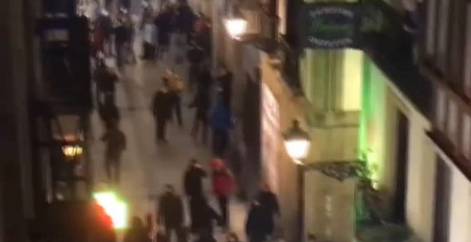 Nueva noche de incidentes en San Sebastián protagonizados por jóvenes que se enfrentan a los agentes