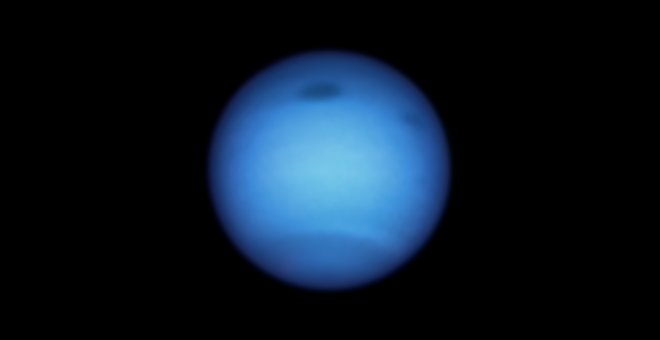 Un vórtice oscuro en Neptuno cambia de dirección y evita sucumbir