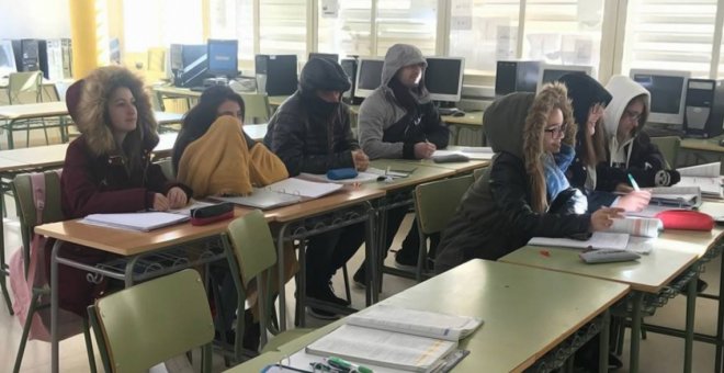 Mantas, abrigos y guantes en clase, la polémica que vive Castilla-La Mancha por la ventilación de las aulas