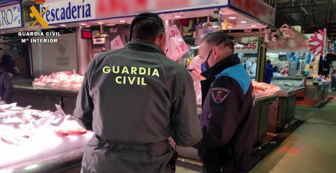 La Guardia Civil realiza inspecciones en la venta de pescado y marisco para garantizar su origen y buen estado