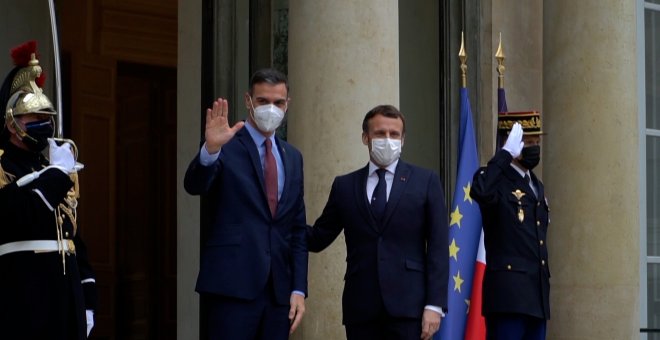 Sánchez cancela agenda y hará cuarentena tras el positivo de Macron