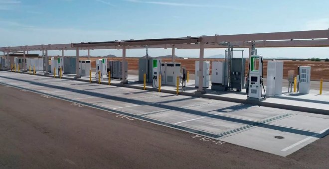 VW construye una gran estación de recarga de coches eléctricos en medio del desierto de Arizona