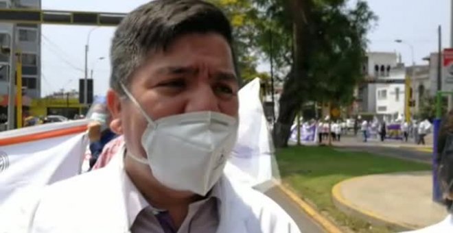 Médicos y otros sanitarios peruanos  protestan por las precarias condiciones de la lucha contra el Covid