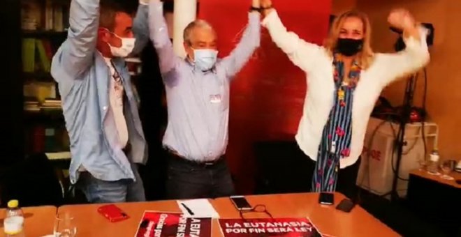 La familia Lorente y Asun Gómez celebran la aprobación de la ley de eutanasia