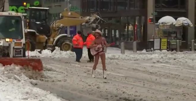 El "Vaquero desnudo" canta bajo la nieve en Nueva York