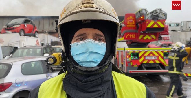 Bomberos intentan controlar incendio "generalizado" en una nave en San Martín de la Vega