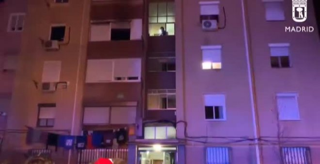 Un hombre salta desde un tercer piso huyendo de un incendio en su vivienda