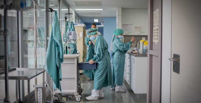 'Esenciales y precarios': los trabajadores que nos cuidan, nos curan y atienden durante la pandemia