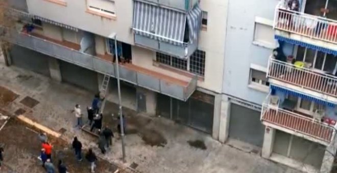 Unos vecinos evitan la okupación de un piso en Tarrasa colándose por el balcón