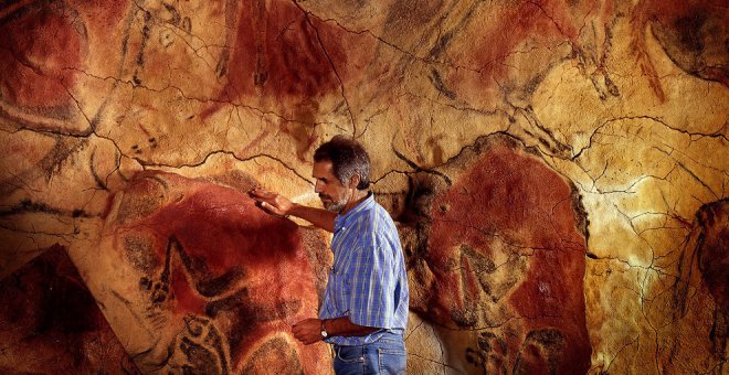 La Sociedad Prehistórica de Cantabria homenajea al fotógrafo especializado en arte rupestre Pedro Saura