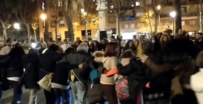 Medio centenar de negacionistas se reúnen en Barcelona para cantar y bailar sin respetar las medidas de seguridad