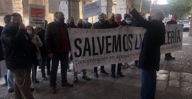 Los hosteleros se concentran en el Parlamento para reclamar 30 millones en ayudas y evitar la "sangría" que viene