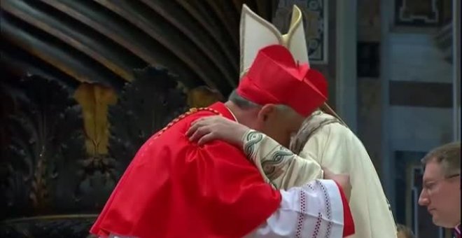 Dos cardenales próximos al Papa dan positivo por coronavirus