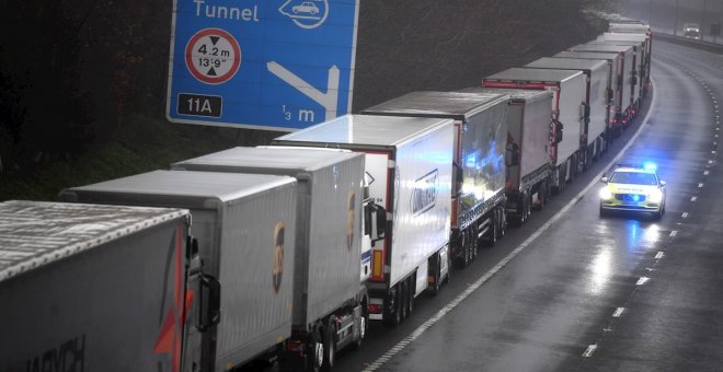 Miles de camiones están varados en la frontera de Gran Bretaña con Francia tras la identificación de la nueva cepa de covid