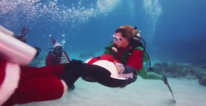 Papá Noel bucea en los Cayos de Florida