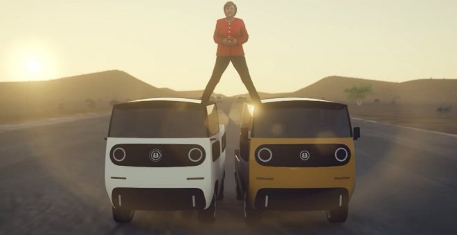 ¿Qué hace Angela Merkel sobre dos eBussy eléctricas? La parodia de Electric Brands a Volvo y Van Damme