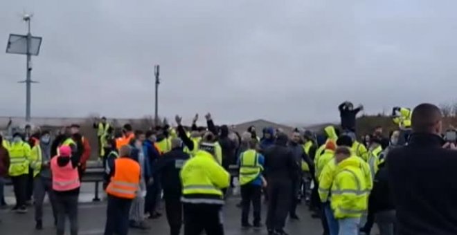 Tensión en la frontera a la espera de que empiecen las pruebas a los camioneros