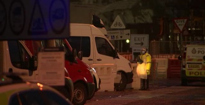 Miles de camioneros atrapados en Dover se someten a los test de coronavirus