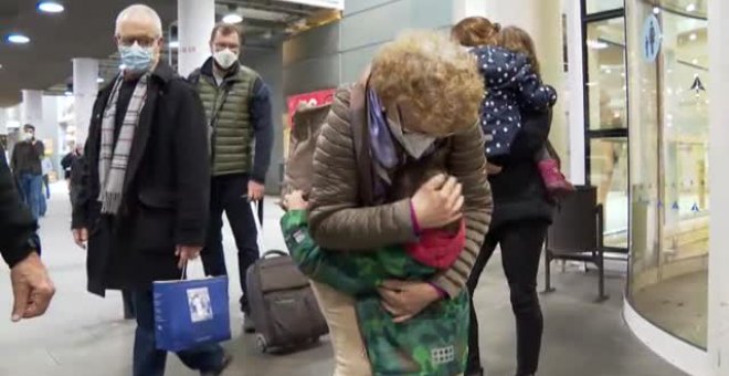 Los abrazos protagonizan los reencuentros navideños a pesar de la pandemia