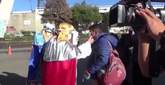 Los Reyes Magos reparten mascarillas a los vecinos de una ciudad de Bolivia