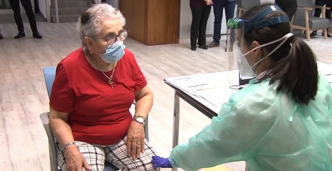 Una santiaguesa de 82 años, primera en recibir la vacuna en Galicia