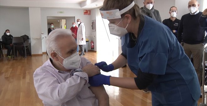 Francisco Guerrero, de 70 años, primer vacunado contra el Covid-19 en Navarra