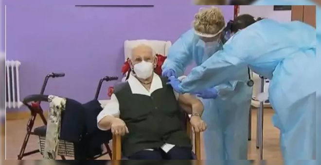 L'Araceli, de 96 anys, primera vacunada a l'Estat contra la covid-19