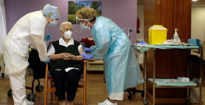 Araceli, una mujer de 96 años, la primera vacunada en España contra la covid-19 y otras noticias destacadas del fin de semana