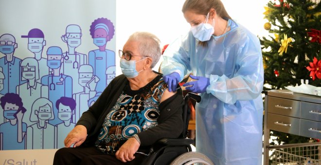 Josefa Pérez, de 89 anys, rep la primera vacuna a Catalunya
