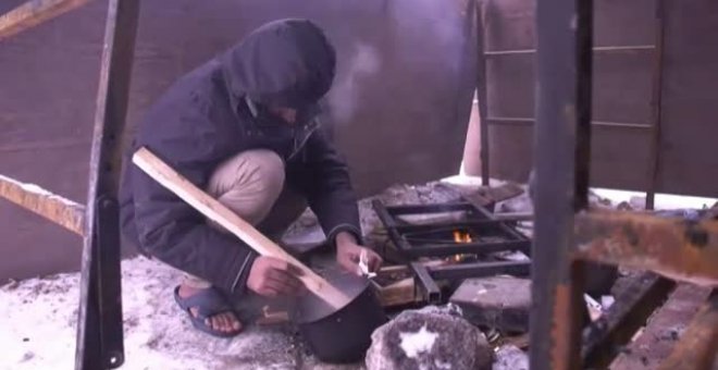 Cientos de migrantes sufren el frío en un campamento incendiado en Bosnia