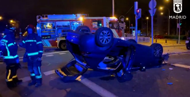 Bomberos rescatan a un hombre tras quedarse atrapado en su coche