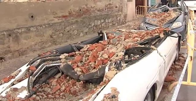 El temporal derriba un muro en Avilés sepultando varios vehículos y sin que haya que lamentar víctimas