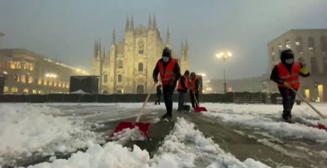 Espectacular nevada frente al Duomo de Milán