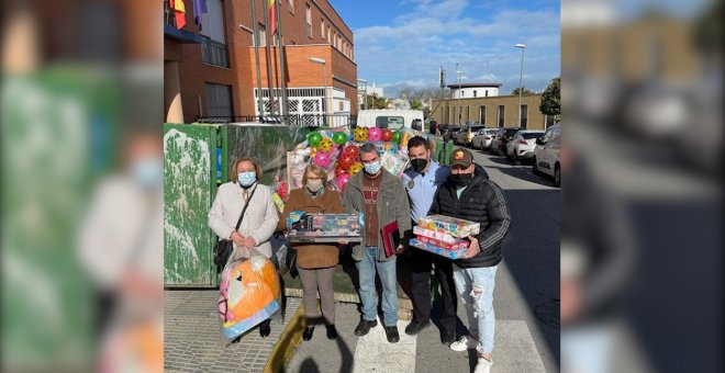 Kiko Rivera cumple su promesa y reparte regalos a los niños por Navidad