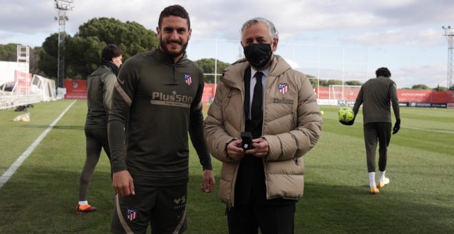 El Atlético de Madrid entrega la insignia de oro a José María Villalón