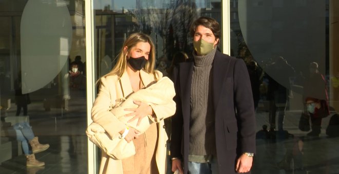 María Pombo y Pablo Castellano dejan el hospital con su hijo en brazos