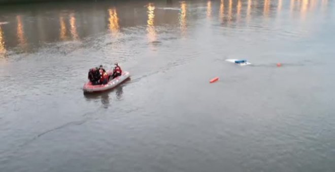 Un coche patrulla de la Ertzaintza se precipita a un río con dos agentes en su interior