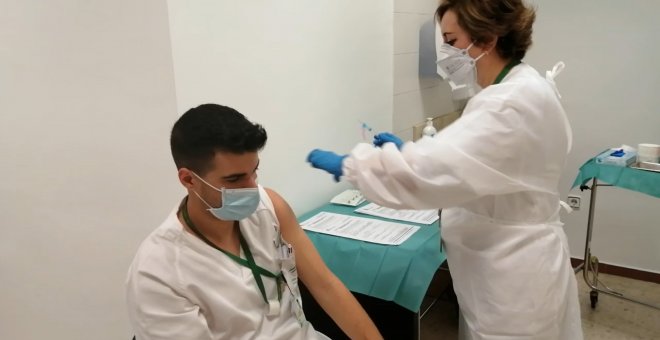 El Hospital Virgen de las Nieves de Granada vacuna al primer sanitario