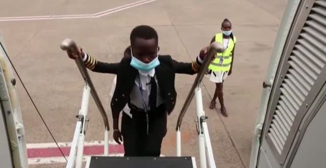 Con tan solo 7 años, un niño ugandés se pone a los mandos de un avión en prácticas