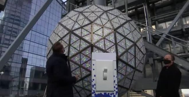 La bola de Times Square, lista para recibir el 2021